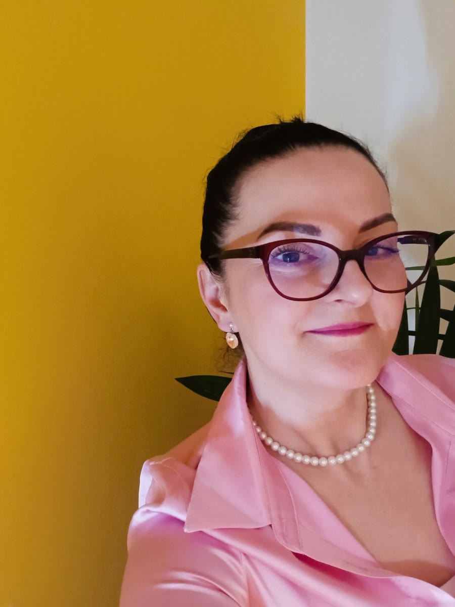 Portret van Alma Gabriëls voor een gele muur